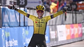Pauline Ferrand-Prévot levant les bras au moment de sa victoire sur Paris-Roubaix, le 12 avril 2025.