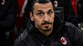 L'attaquant suédois Zlatan Ibrahimovic, sur le banc de touche, avant le match à domicile de la 31e journée de Serie A contre Bologne, le 4 avril 2022 au Stade San Siro