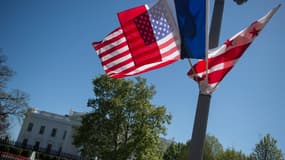 Les drapeaux français et américain devant la Maison Blanche