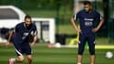 L'attaquant des Bleus Karim Benzema (G) à l'entraînement sous les yeux de Kylian Mbappe, le 31 mai 2021 à Clairefontaine-en-Yvelines.