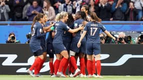 Les joueuses de l'équipe de France devant les supporters, au Parc des Princes le 7 juin 2019