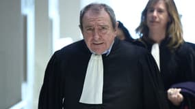 L'avocat Patrick Maisonneuve arrivant dans la salle d'audience où se tient le procès pour détournement de fonds contre la leader d'extrême droite française Marine Le Pen, le 31 mars 2025 à Paris, en France.