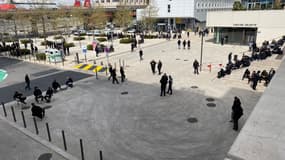 Des supporters grecs vêtus de noir, certains armés de battes en bois, présents devant le théâtre de la Joliette à Marseille