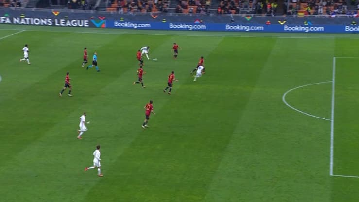 Kylian Mbappé en position de hors-jeu au départ de l'action Kylian Mbappé en position de hors-jeu au départ de l'action