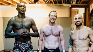 Mark Zuckerberg (milieu) entouré de deux champions de MMA