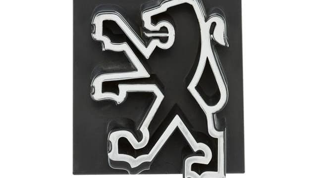 Ce logo date de 1976, alors que Peugeot vient d'absorber Citroën et s'apprête à racheter Chrysler.