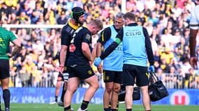 Le joueur de La Rochelle Pierre Bourgarit sort blessé face à Montauban le 18 octobre 2025