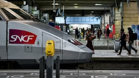 Un train à l'arrêt en gare Montparnasse à Paris, le 3 avril 2021