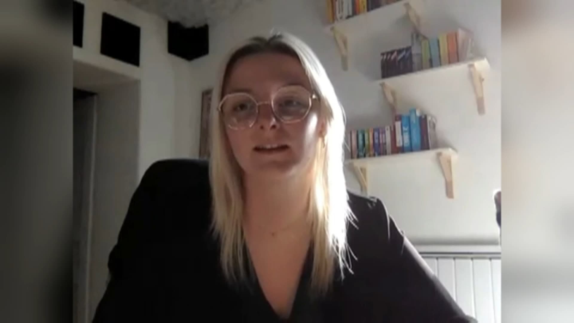 Rouen : une femme découvre qu'une caméra cachée dans son Airbnb l'a filmée  sous la douche - Marie Claire
