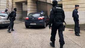 Kamel Bousselat arrive au tribunal de Nîmes dans une voiture de police, le 14 décembre 2012. (Photo d'illustration)