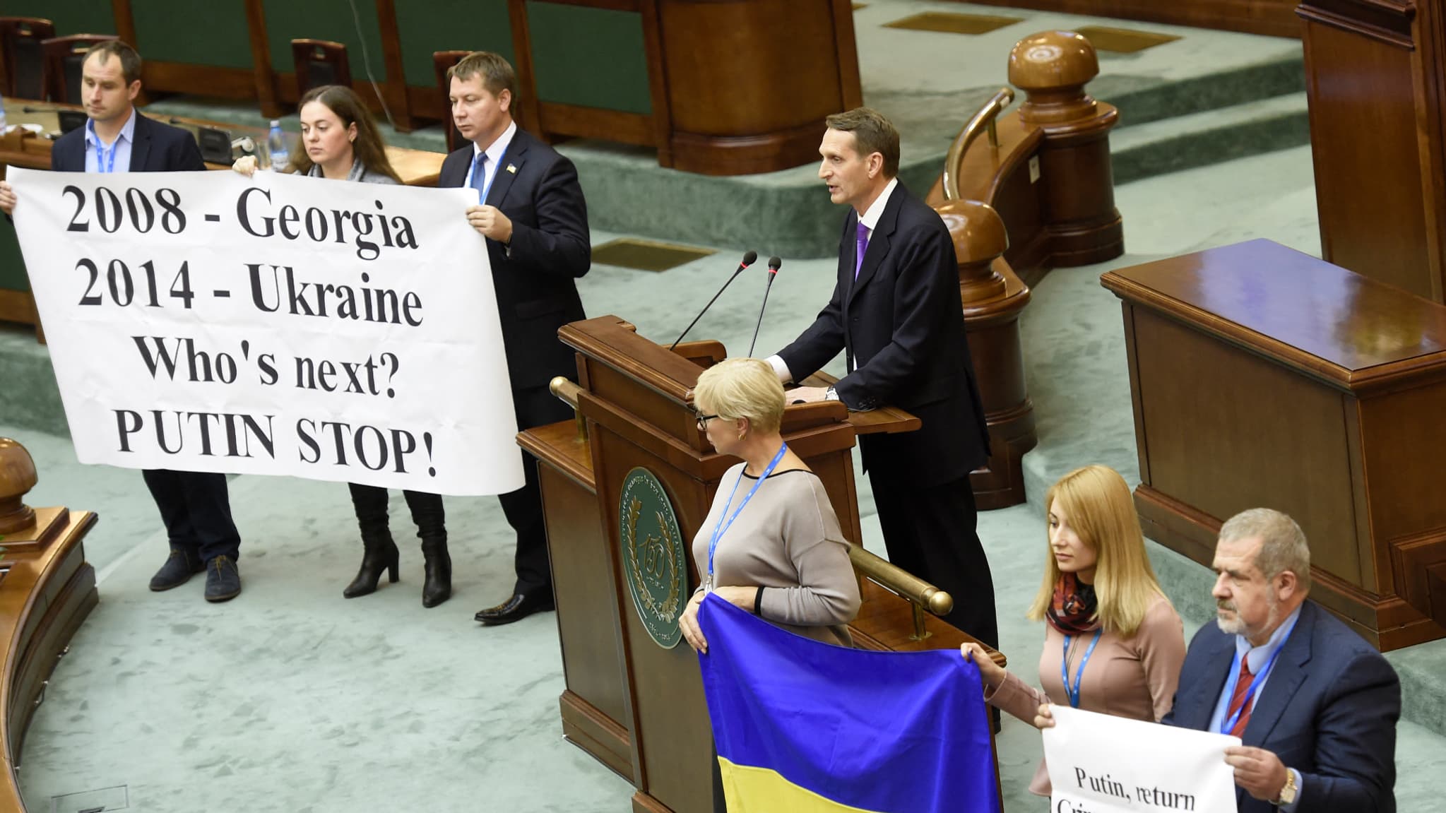 Les membres de la délégation ukrainienne interrompent la prise de parole d'un représentant russe lors de l'Assemblée parlementaire de l'OCEMN, en 2015 en Roumanie