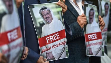 Des portraits de Jamal Khashoogi sont brandis devant le consulat d'Arabie saoudite à Istanbul, le 5 octobre 2018, lors d'une manifestation.