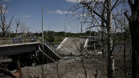 Un pont détruit dans l'est de l'Ukraine
