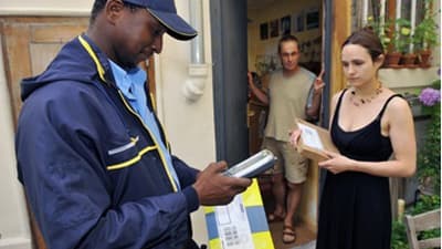 La Poste avait livré pour la première fois le dimanche 20 décembre 2015 dans quelques grandes villes pour lisser l'afflux de commandes en ligne. La Poste avait livré pour la première fois le dimanche 20 décembre 2015 dans quelques grandes villes pour lisser l'afflux de commandes en ligne.