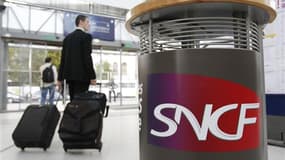 La hausse de 3,2% des tarifs de la SNCF annoncée pour le 3 janvier prochain, qui cumulera une répercussion de la hausse de la TVA et de l'inflation, suscite un vif débat en pleine crise en France. /Photo d'archives/REUTERS/Stéphane Mahé