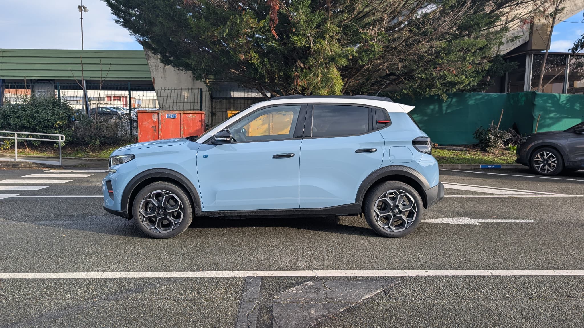 Un gabarit assez compact d'à peine plus de 4 mètres de long, un des bons points de cette ë-C3. Un gabarit assez compact d'à peine plus de 4 mètres de long, un des bons points de cette ë-C3.