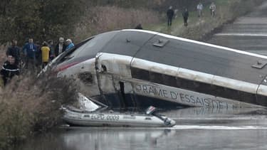Le TGV avait déraillé au niveau d'une courbe avant de finir dans un canal