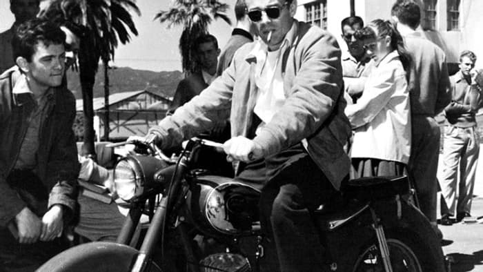 En voitures ou sur deux-roues, Dean testait toujours ses limites face à la vitesse. En voitures ou sur deux-roues, Dean testait toujours ses limites face à la vitesse.