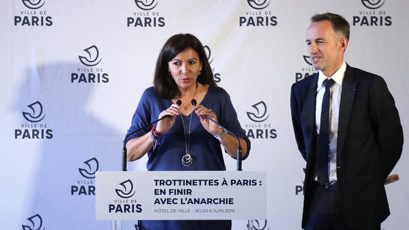 Anne Hidalgo et Emmanuel Grégoire, en juin 2019 lors d'une conférence de presse consacrée à la question des trottinettes à Paris
