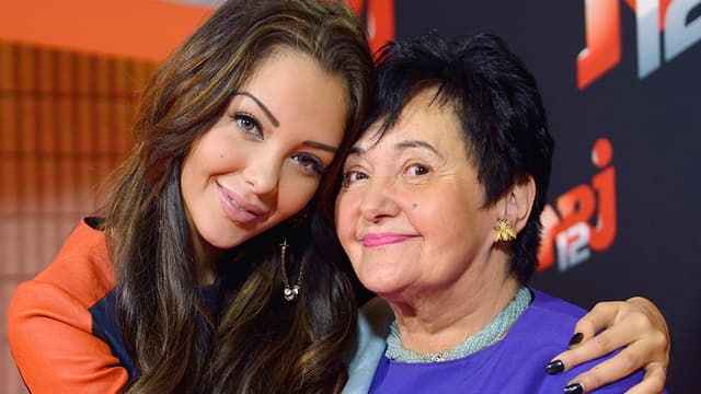 Nabilla Benattia et sa grand-mère Livia, dans les locaux de NRJ à Paris, le 21 octobre 2013.