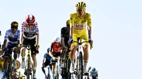 Tadej Pogacar (en jaune) et Jonas Vingegaard (maillot à pois) lors de la 6e étape du Tour de France, le 10 juillet 2025.