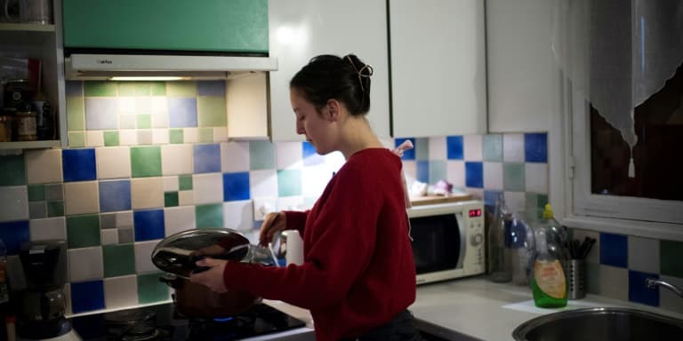 Une étudiante dans la cuisine du logement qu'elle partage avec trois colocataires, le 15 décembre 2022 à Bagneux, près de Paris (photo d'illustration)