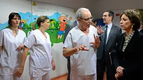 La ministre de la Santé, en visite au CHU de Chambéry dimanche, discute avec le chef du service de réanimation néonatale.