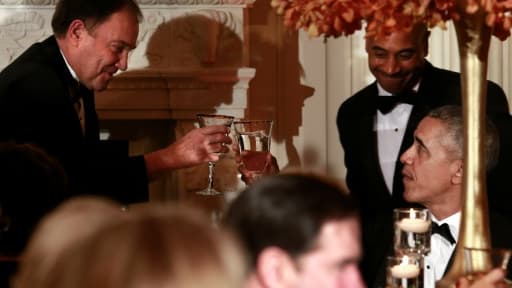 Le gouverneur républicain de l'Utah, Gary R. Herbert, trinque avec le président américain Barack Obama à Washington, le 21 février 2016