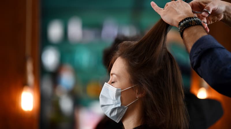 Les salons de coiffure pourront rester ouverts, a annoncé ce vendredi matin le porte-parole du gouvernement.