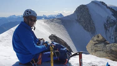 Éric Woerth, en haut de l'Aiguille d'Argentière, le lundi 12 août en Haute-Savoie.