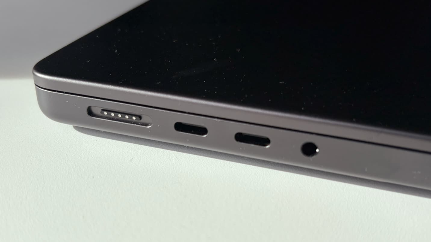 Le côté gauche du Macbook Pro M5 14 pouces, d'Apple