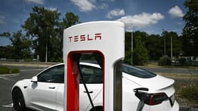 Une borne de recharge Tesla pour voitures électriques à Bordeaux, le 20 juillet 2023