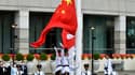 Levée des drapeaux chinois de hongkongais pendant une cérémonie marquant le 23e anniversaire de la rétrocession de Hong Kong à la Chine, le 1er juillet 2020 
