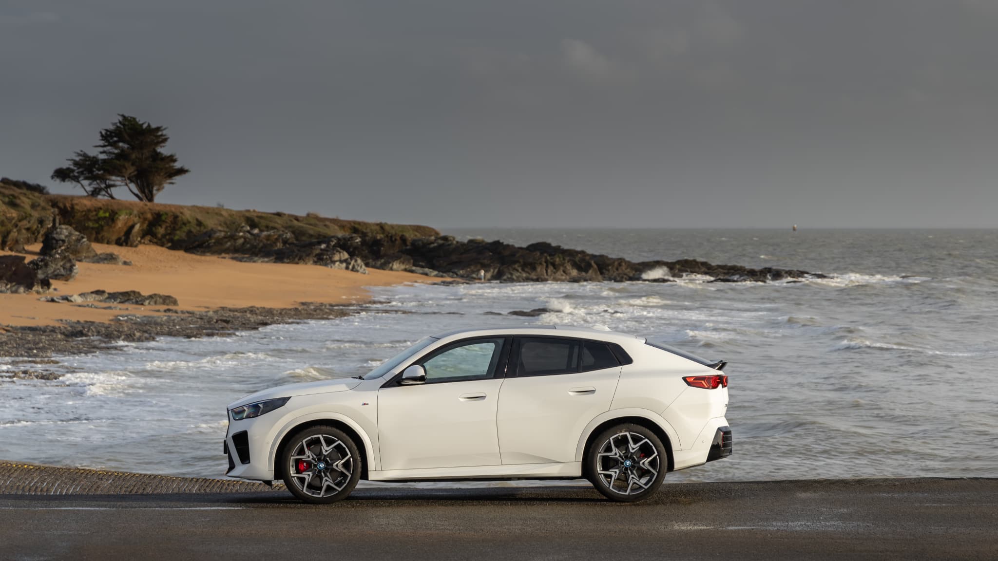 Le BMW X2 adopte désormais une silhouette de SUV coupé, à l'image des X4 et X6. Le BMW X2 adopte désormais une silhouette de SUV coupé, à l'image des X4 et X6.