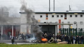 Les surveillants de prison bloquent depuis trois jours la prison de Condé-sur-Sarthe.