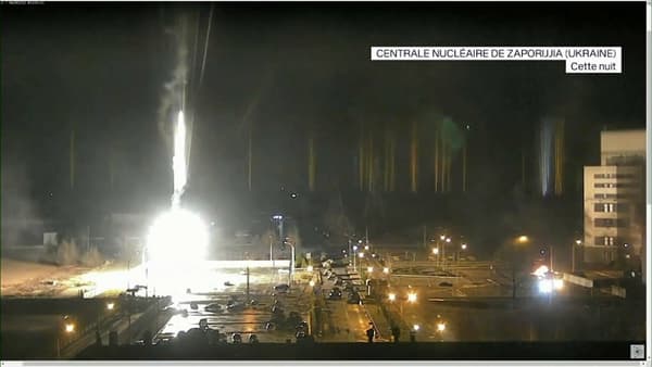 Une image de l'incendie qui s'est déclaré sur une unité de la centrale nucléaire ukrainienne de Zaporijjia, la plus grande d'Europe, après une frappe russe, le 4 mars 2022. Une image de l'incendie qui s'est déclaré sur une unité de la centrale nucléaire ukrainienne de Zaporijjia, la plus grande d'Europe, après une frappe russe, le 4 mars 2022.