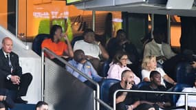 Kylian Mbappé, ses proches et Ousmane Dembélé lors de PSG-Lorient, le 12 août 2023