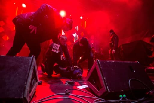 Un homme est maintenu au sol par des personnels de sécurité après avoir attaqué au coueau le maire de Gdansk lors d'un concert de bienfaisance, le 13 janvier 2019 Un homme est maintenu au sol par des personnels de sécurité après avoir attaqué au coueau le maire de Gdansk lors d'un concert de bienfaisance, le 13 janvier 2019