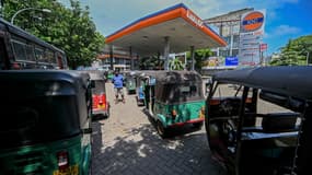 Des automobilistes sri lankais font la queue pour acheter de l'essence, le 18 mai 2022