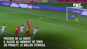 Frisson de la honte : Il glisse au moment de tirer un penalty, le ballon s'envole