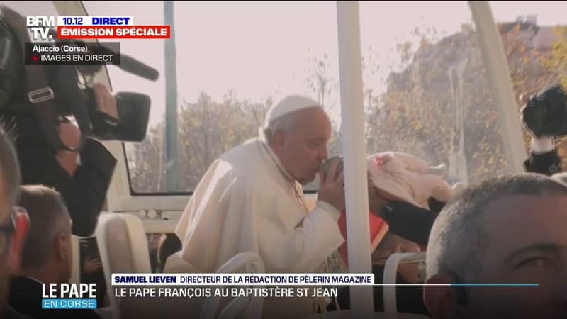 Corse: le pape François s'arrête dans les rues d'Ajaccio pour bénir des enfants