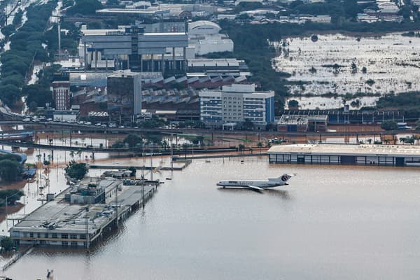 Cette photo diffusée par la présidence brésilienne montre une vue aérienne d'un avion dans l'aéroport inondé de Porto Alegre, au Brésil, prise le 5 mai 2024.