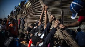 500 migrants ont tenté de passer la frontière à Tijuana, dimanche 25 novembre 2018.