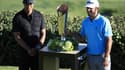 Tiger Woods (g) aux côtés de Max Homa, vainqueur du tournoi Genesis Invitational, au Riviera Country Club en Californie, le 21 février 2021