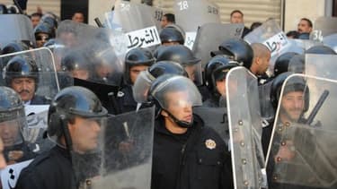 Plusieurs voix s'élèvent pour que la France sorte de son quasi-silence face aux émeutes en Tunisie, qui auraient fait jusqu'à vingt-sept victimes civiles.