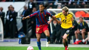 Aliaksandr Hleb sous le maillot d'Arsenal en 2006 face à Ronaldinho.