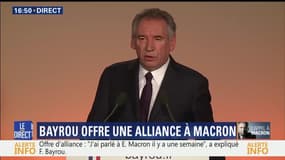 Pour François Bayrou, le programme de François Fillon "est dangereux"