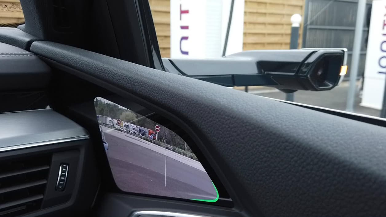 Le bord de l'écran illuminé en vert signale que le clignotant est enclenché de ce côté.