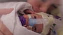 Un jeune papa a filmé la première année de son bébé, grand prématuré.
