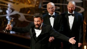 Ben Affleck, réalisateur d'"Argo", sous le regard des acteurs Alan Arkin et Bryan Cranston, à Hollywood. Le film a remporté le prix du meilleur film.